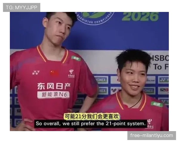 冯彦哲训练完直接瘫在场边啃蛋白棒，这自律程度真不是一般人扛得住